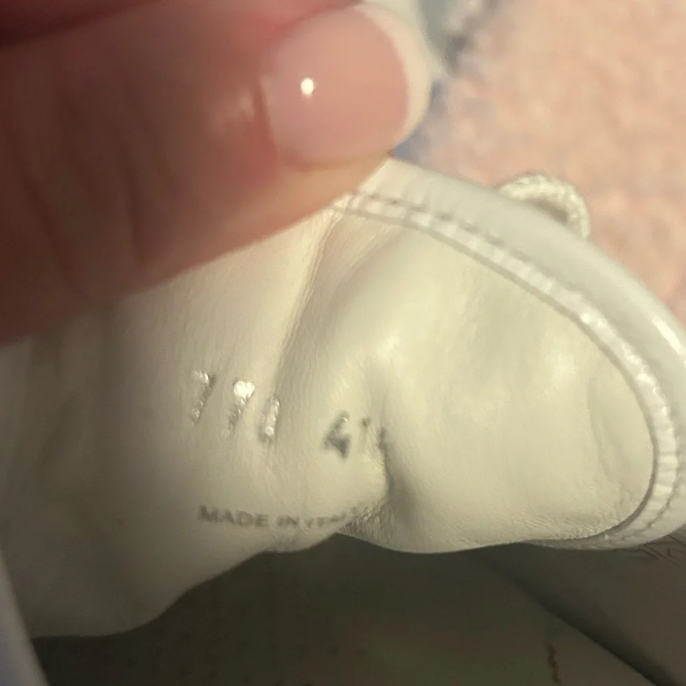 AUTHENTIC PRADA logo tennis shoes. - Picture 16 of 16